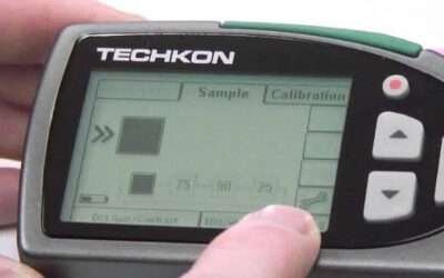 Colorímetro vs Densitômetro na Flexografia: Como Definir Rigor de Medição por Tipo de Produto