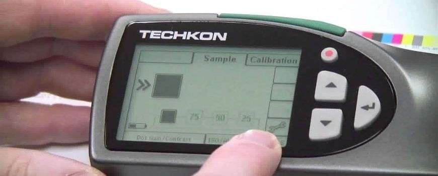Colorímetro vs Densitômetro na Flexografia: Como Definir Rigor de Medição por Tipo de Produto