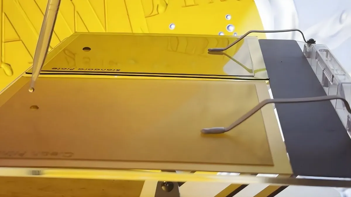 Asahi AWP-CLFQ e REVO SERIES no Infoflex 2026 Chapa flexográfica AWP-CLFQ da Asahi sendo processada com tecnologia CleanPrint no estande do Infoflex 2026