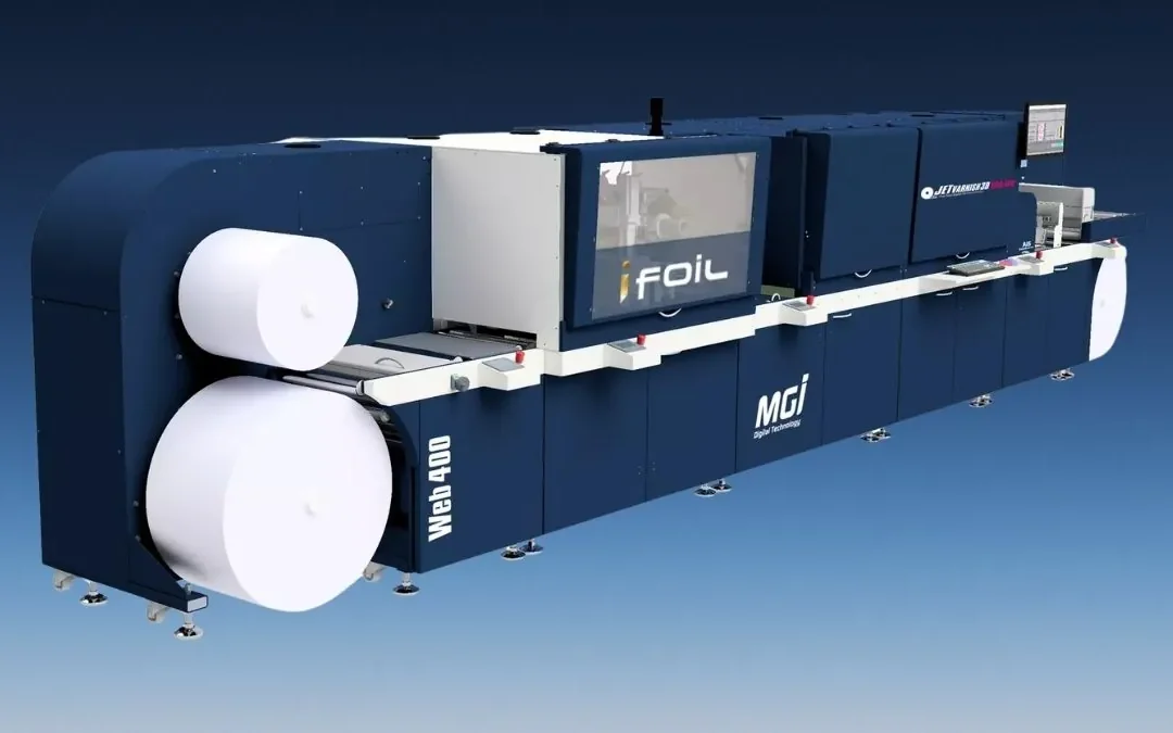 Konica Minolta lança JETvarnish 3D Web 400: acabamento digital roll-to-roll que aplica verniz e foil em uma única passada