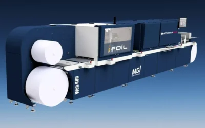 Konica Minolta lança JETvarnish 3D Web 400: acabamento digital roll-to-roll que aplica verniz e foil em uma única passada