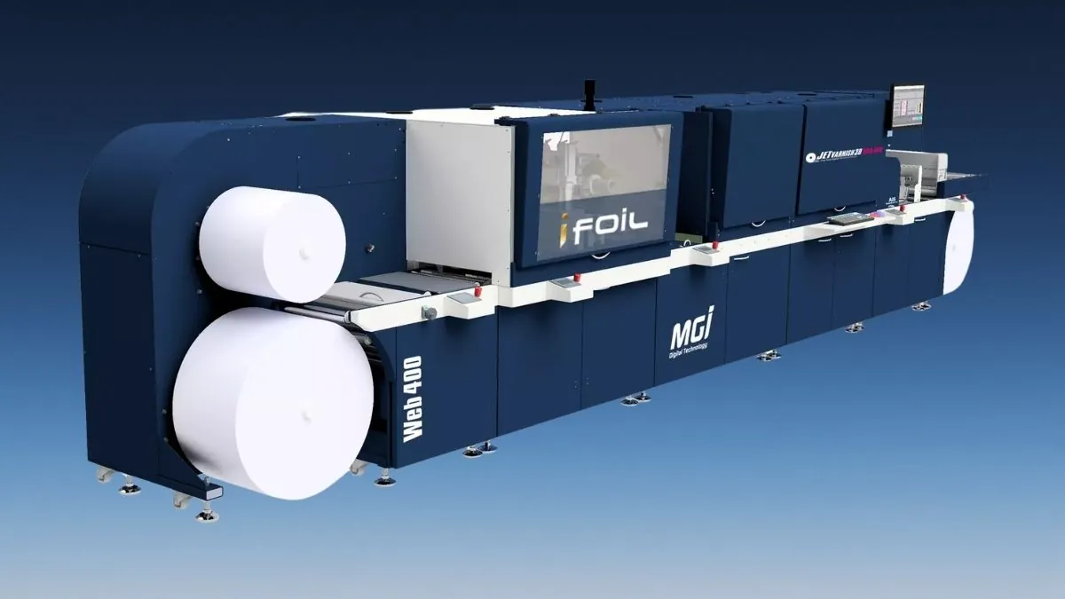 JETvarnish 3D Web 400 – Novo padrão em acabamento digital para rótulos Konica Minolta JETvarnish 3D Web 400 – máquina digital de acabamento roll-to-roll com verniz UV e foil em uma única passada