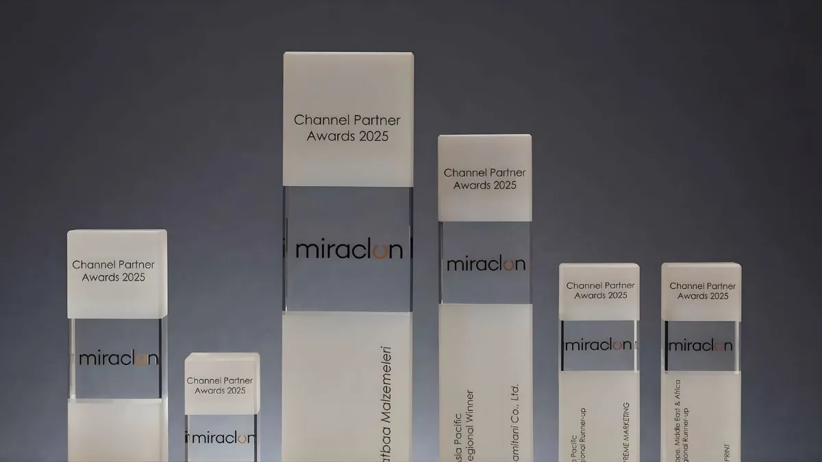 Miraclon Global Channel Partner Awards 2025 – Vencedora Dereli Grafik Logotipo da Miraclon e placa de premiação do Global Channel Partner Awards 2025 para a vencedora Dereli Grafik