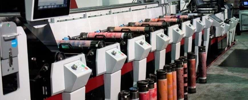 Mark Andy em destaque na série Os Titãs da Indústria Flexográfica, representando inovação, automação e evolução na impressão de rótulos e embalagens.