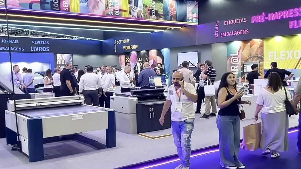 ECO3 na ExpoPrint 2026 – Pré-impressão ao vivo Estande da ECO3 na ExpoPrint 2026 funcionando como pré-impressão ao vivo, com visitantes acompanhando fluxos de trabalho e produção de chapas em tempo real.