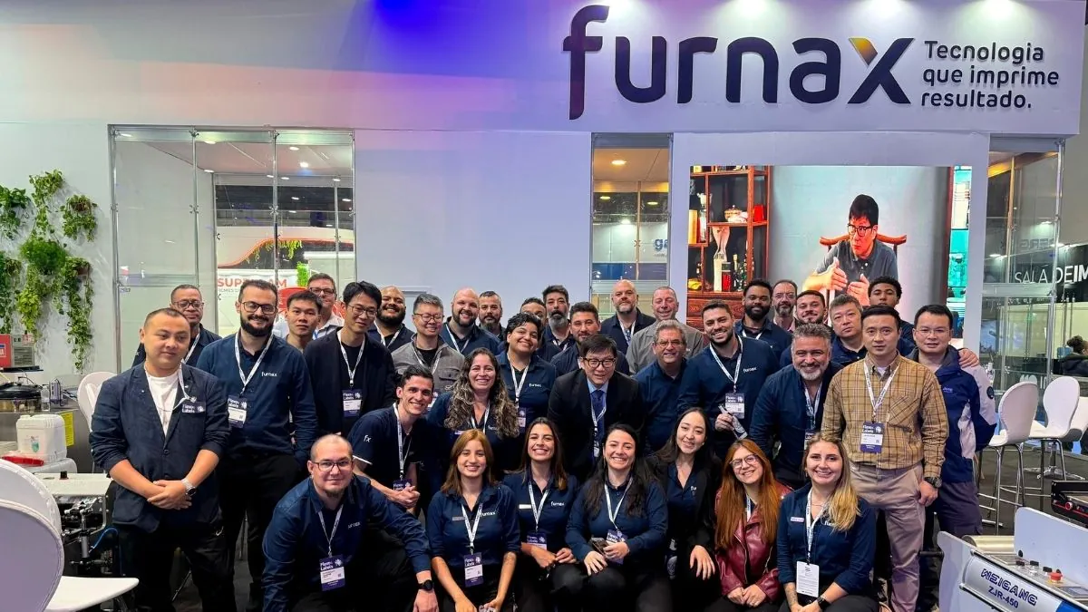 Grupo Furnax – Maior stand da Flexo & Labels Expo 2026 Estande de 396 m² do Grupo Furnax na Flexo & Labels Expo 2026, com destaque para a impressora Weigang Blue Profit e a digital Labstar Mini.