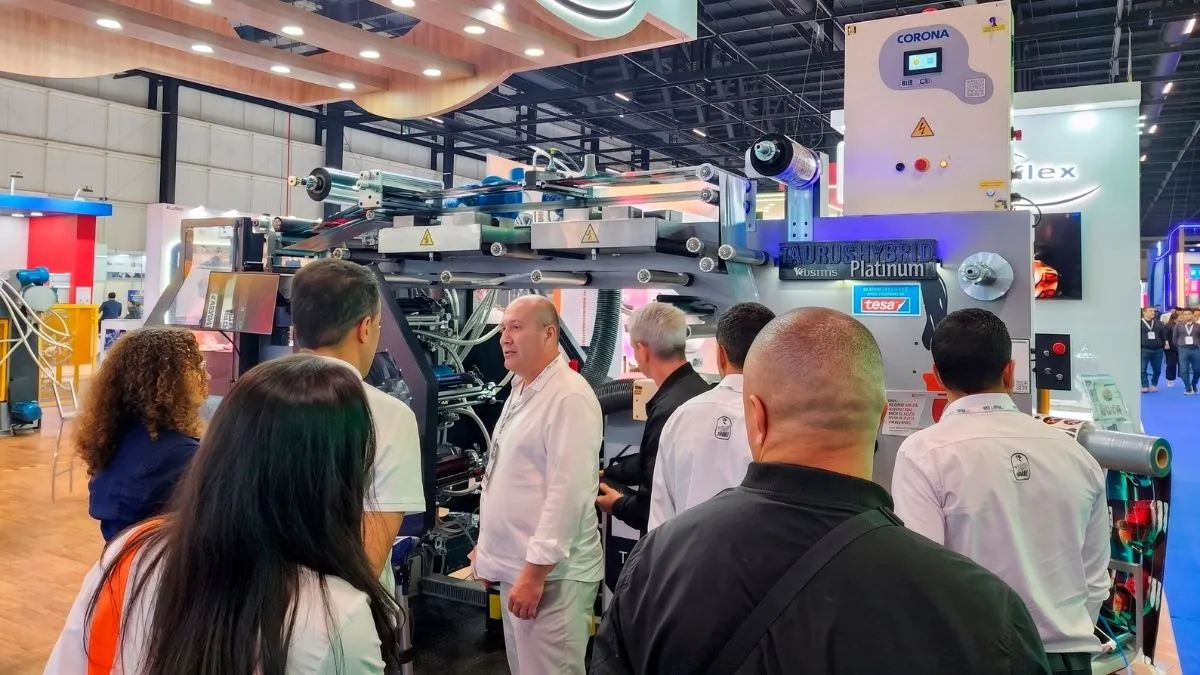 Reinaflex Taurus Hybrid Platinum – Lançamento na Flexo & Labels Expo 2026 Impressora flexográfica de tambor central Taurus Hybrid Platinum da Reinaflex, lançada na Flexo & Labels Expo 2026, com detalhe da cura LED UV.