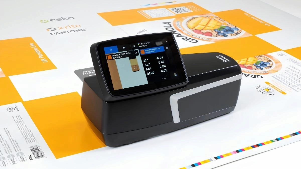 X-Rite Pantone eXact 2 Basic – Espectrofotômetro portátil Espectrofotômetro portátil X-Rite Pantone eXact 2 Basic em uso na produção comercial de impressão